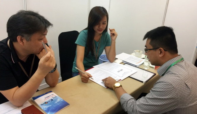 Nhà tuyển dụng Hàn Quốc phỏng vấn các ứng viên - Ảnh: N.Bình