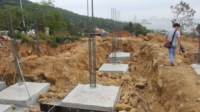 40 nền móng biệt thự không phép tại Khu Bảo tồn thiên nhiên Sơn Trà (quận Sơn Trà) của Công ty cổ phần Biển Tiên Sa vừa bị phát hiện nhờ...người đi câu cá - Ảnh: Trường Trung