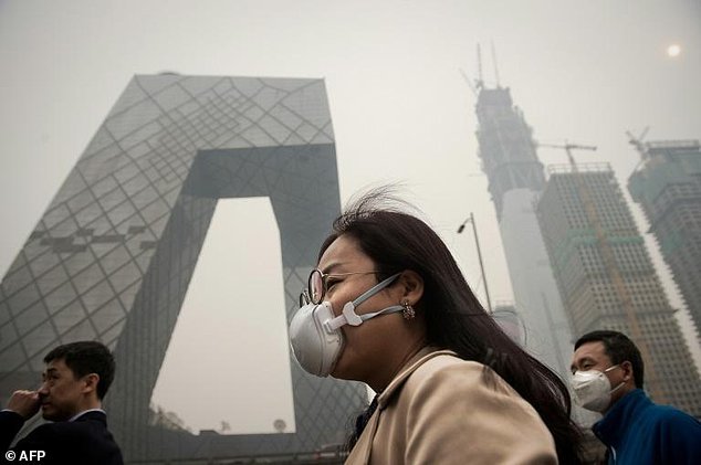 Người dân Trung Quốc hứng chịu hệ quả ô nhiễm từ phát triển kinh tế nóng - Ảnh: AFP