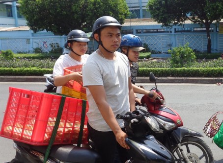 Anh Đỗ Trọng Nhân cùng người anh họ và người bạn chở cơm đi trao cho những người có hoàn cảnh khó khăn - Ảnh: Thái Hoàng