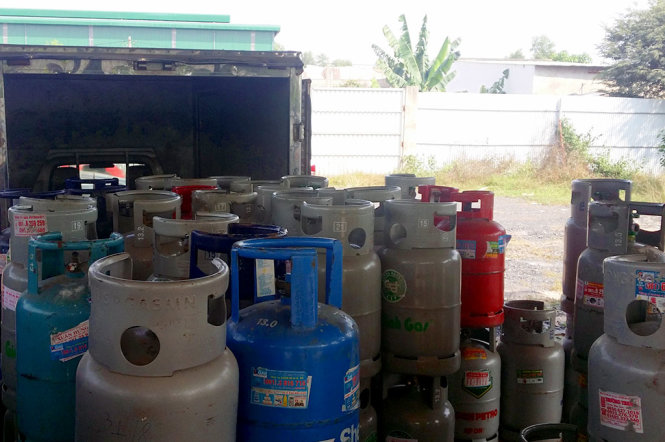 Bình gas sang chiết trái phép vừa bị phát hiện - Ảnh: Hồng Lĩnh