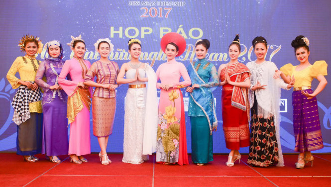 Các người đẹp trong trang phục truyền thống 10 nước ASEAN - Ảnh: Q.N.hoa