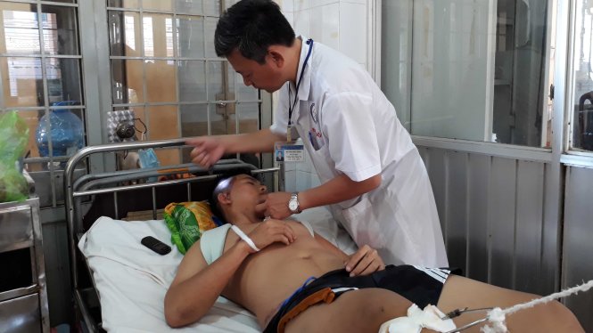 Đồng chí Quân đang điều trị tại bệnh viện - Ảnh:L.T