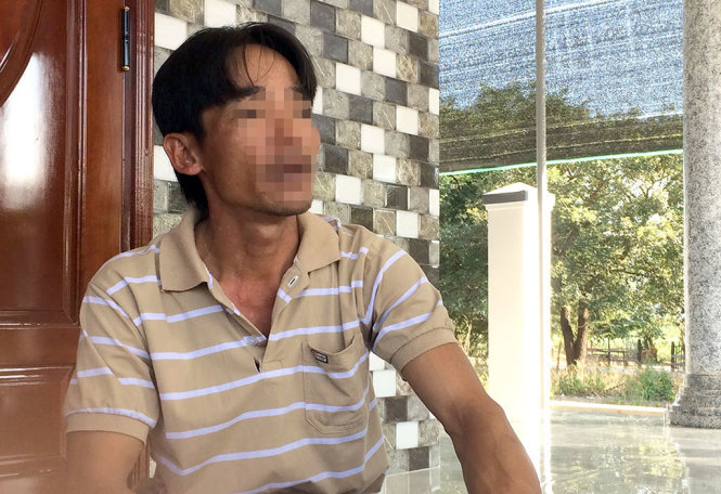Ông C (ba em T) kể lại sự việc - Ảnh: TR.TÂN