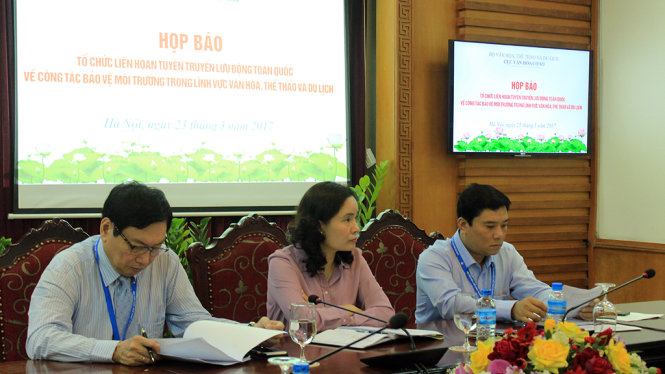 Ông Nguyễn Thái Bình, Chánh Văn phòng Bộ VHTTDL, bà Trịnh Thị Thủy, Cục trưởng Cục Văn hóa cơ sở, ông Từ Mạnh Lương, Vụ trưởng Vụ Khoa học, Công nghệ và Môi trường cùng chủ trì cuộc họp báo - Ảnh: Phương Huệ