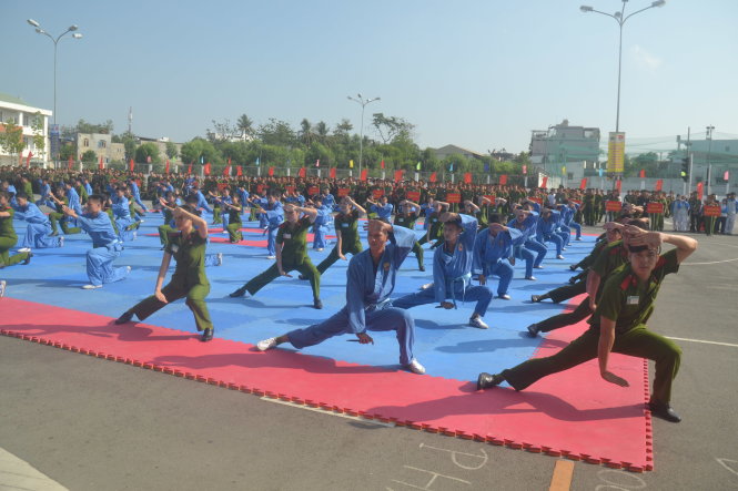 Thanh niên công an biểu diễn võ thuật - Ảnh: Q.PHƯƠNG