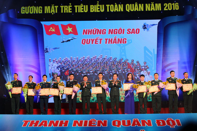 Tuyên dương 12 gương mặt trẻ triển vọng toàn quân năm 2016 - Ảnh: HÀ THANH