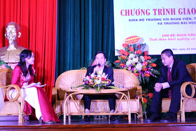 Bí thư Trung ương Đoàn Nguyễn Long Hải chia sẻ với sinh viên Trường ĐH Luật Hà Nội tối 24-3 - Ảnh: HÀ THANH