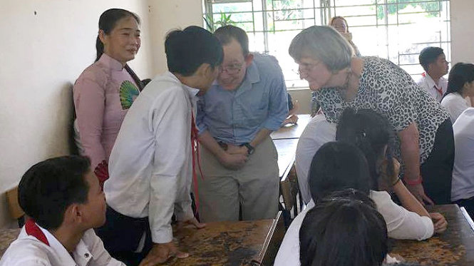 GS Drew Gilpin Faust, hiệu trưởng ĐH Harvard, trò chuyện với học sinh lớp 9A1 Trường THCS Ấp Bắc, xã Tân Phú, huyện Cai Lậy, Tiền Giang - Ảnh: H.L.