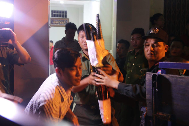 Trong số vũ khí bị thu giữ, có rất nhiều thanh kiếm nhật - Ảnh: TR.TÂN