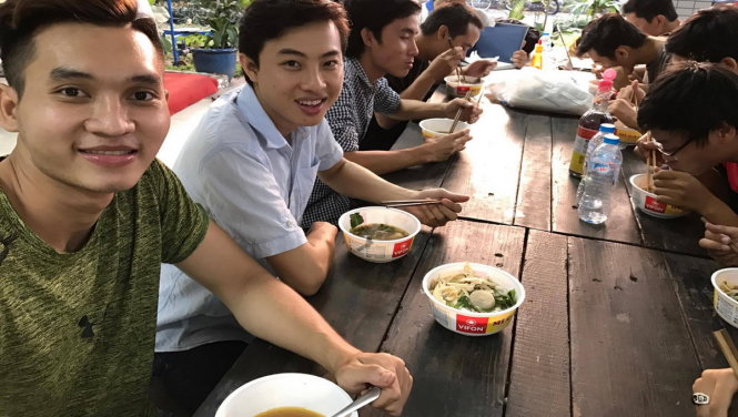Sinh viên thưởng thức phở do máy bán tự động bán - Ảnh: T.TH.