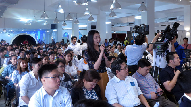 Một bạn sinh viên đang đặt câu hỏi về vấn đề hỗ trợ khởi nghiệp từ các doanh nghiệp phát triển