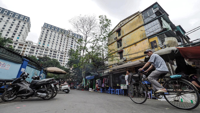 Chung cư D2 Giảng Võ sau khi được xây dựng lại (bên trái) nay đã trở thành một tòa chung cư hiện đại và khang trang, bên cạnh là tòa chung cư D5 Giảng Võ hiện đã xuống cấp - Ảnh: Nguyễn Khánh