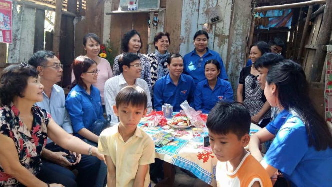 Các bạn trẻ khối Dân chính đảng TP.HCM khởi công xây nhà tình bạn tặng cha con anh Khanh - Ảnh: C.K.