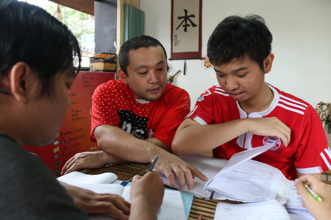 Anh Enomoto (giữa) hướng dẫn các “học trò” học tiếng Nhật tại quán mì Udon mang tên anh - Ảnh: Tường Hân