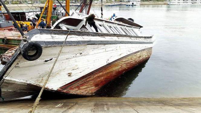 Tàu chìm rạng sáng 26-3 - Ảnh: Cơ quan chức năng tỉnh Quảng Ninh cung cấp