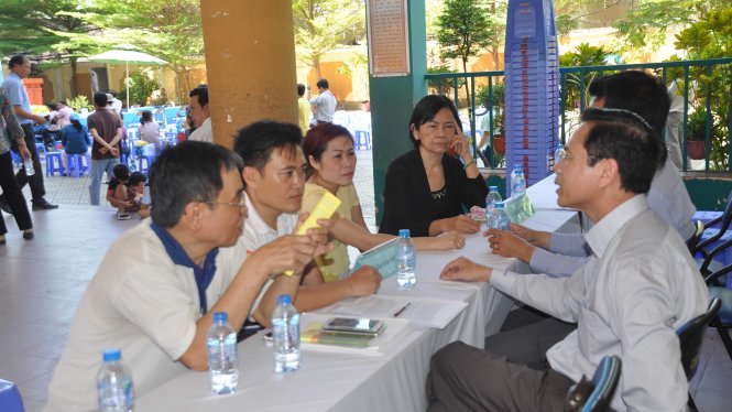 Người dân tìm hiểu pháp luật về nhà chung cư tại Ngày hội nhà chung cư Q. Tân Bình - Ảnh: Ngọc Hà