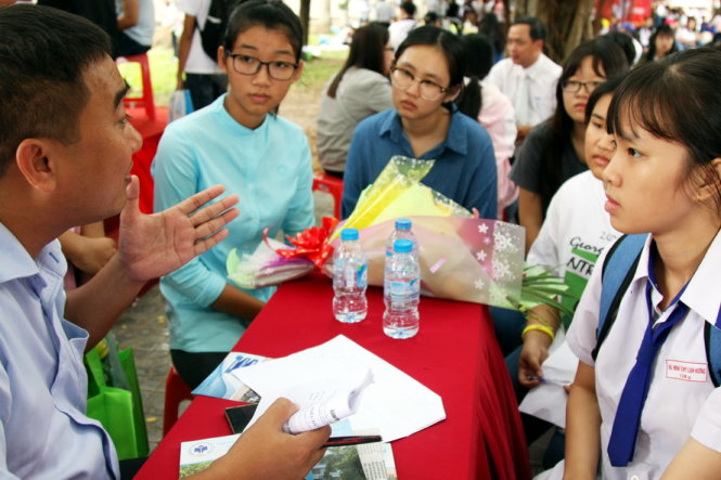 ThS Phạm Thái Sơn cung cấp thông tin tuyển sinh năm 2017 cho học sinh TP Cần Thơ - Ảnh: TRẦN HUỲNH