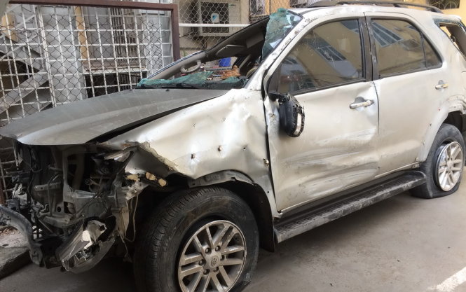 Chiếc ôtô chở 100 bánh heroin bị bắn thủng lốp - Ảnh: Hà Phương