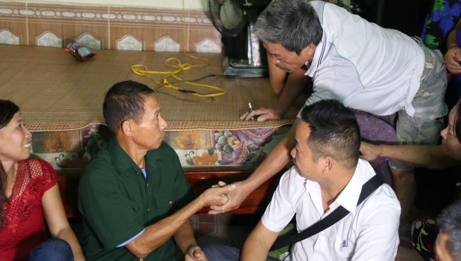 Những người đồng đội năm xưa ở mặt trận Vị Xuyên, Hà Giang nắm tay động viên ông Thạch sau khi ông được tại ngoại - Ảnh: HOÀI NAM