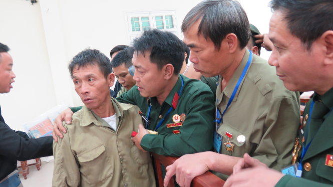 Những người cựu binh, đồng đội của ông Thạch động viên ông trong giờ chờ tòa nghị án - Ảnh: Thân Hoàng