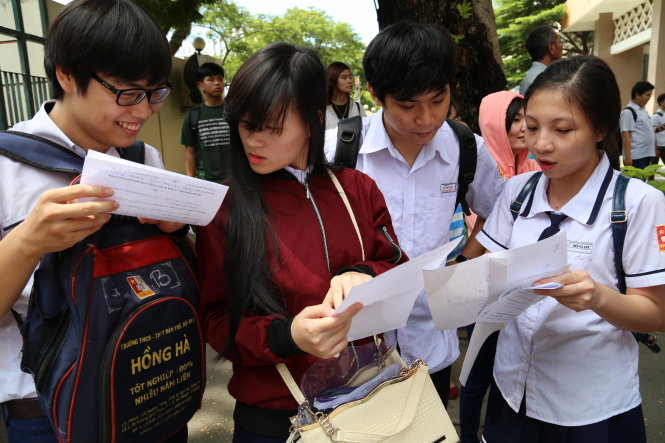 Thí sinh tham dự kỳ thi THPT quốc gia 2016 trao đổi bài sau giờ thi môn toán tại cụm thi Trường ĐH Khoa học tự nhiên (ĐHQG TP.HCM) - Ảnh: NHƯ HÙNG