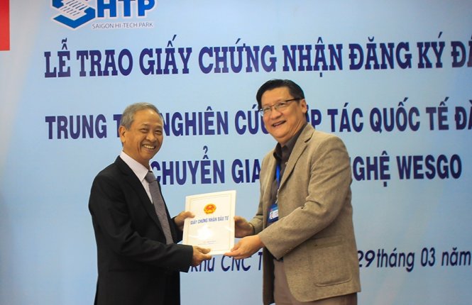 TS. Lê Hoài Quốc, trưởng ban quản lý SHTP trao giấy chứng nhận cho đại diện Trường CĐ nghề Tây Sài Gòn. - Ảnh: Hữu Nghĩa