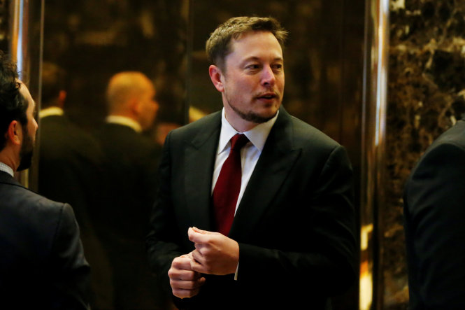 Tỉ phú công nghệ Elon Musk đứng trong sảnh của tòa nhà Trump Tower ở Manhattan, New York, Mỹ ngày 6-1-2017 - Ảnh: Reuters