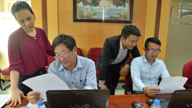 Các giám khảo chấm thi ảnh “Dấu ấn thời gian” tại tòa soạn báo Tuổi Trẻ sáng 28-3 - Ảnh: Duyên Phan