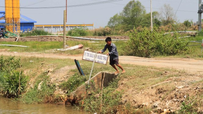 Tại cuộc họp chiều 28-3, một số nhà khoa học bày tỏ lo ngại xảy ra xung đột giữa nhà máy giấy và sản xuất nông nghiệp khi cùng sử dụng kênh Năng. Trong ảnh: vị trí xả thải của Khu công nghiệp Long Giang - nơi đặt Nhà máy giấy Đại Dương - Ảnh: V.Trường