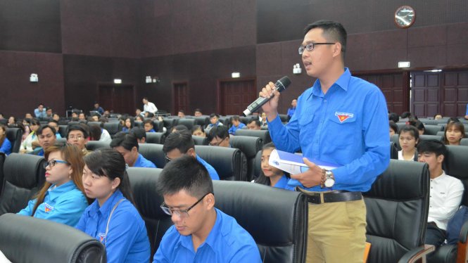 Thanh niên đặt vấn đề với lãnh đạo thành phố - Ảnh: Tấn Lực