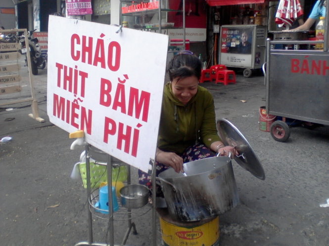 Chiều nào chị Hoàng Linh cũng có nồi cháo thịt bằm dành cho người nghèo - Ảnh: NGUYỄN ĐƯỚC