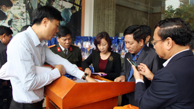 Phó Chủ tịch UBND tỉnh Quảng Ninh Vũ Thị Thu Thủy kiểm tra đột xuất các hoạt động liên quan đến công tác phục vụ khách du lịch lữ hành trên địa bàn TP Hạ Long - Ảnh: Ngọc Huyền