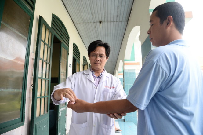 Bác sĩ tại Cơ sở xã hội Nhị Xuân (huyện Hóc Môn, TPHCM) kiểm tra sức khỏe cho học viên đang điều trị cai nghiện tại đây
Ảnh Tự Trung