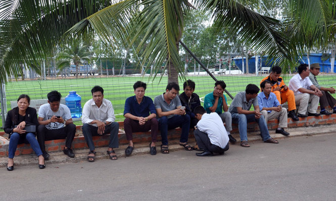 Thân nhân của các thủy thủ tàu Hải Thành 26 ngồi trong khuôn viên Trung tâm phối hợp tìm kiếm cứu nạn hàng hải khu vực 3, chờ ngóng tin tức từ biển - Ảnh: ĐÔNG HÀ
