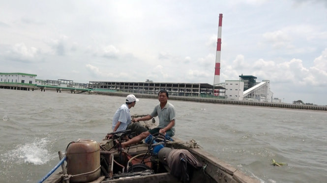 Nhà máy giấy Lee & Man được phép chạy thử nghiệm đã gây nhiều lo lắng cho người dân lân cận quanh câu chuyện ô nhiễm - Ảnh: T.Trình