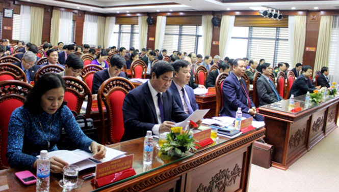 Các đại biểu tham dự hội nghị lần thứ 7 Ban chấp hành Đảng bộ tỉnh Hải Dương khoá 16 thống nhất tiến hành kỷ luật bằng hình thức khiển trách đối với hai lãnh đạo của tỉnh này có nhiều vi phạm - Ảnh: Cổng thông tin điện tử Hải Dương