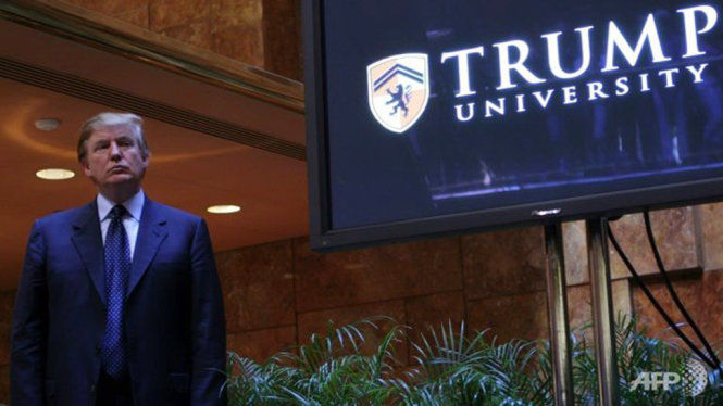 Ông Donald Trump công bố thành lập ĐH Trump vào tháng 5-2005 - Ảnh: AFP