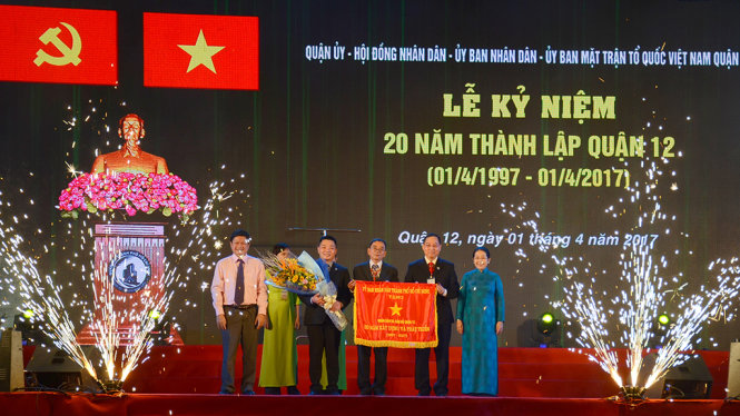 UBND TP.HCM tặng cờ lưu niệm cho nhân dân và quận 12 nhân dịp 20 năm xây dựng và phát triển.