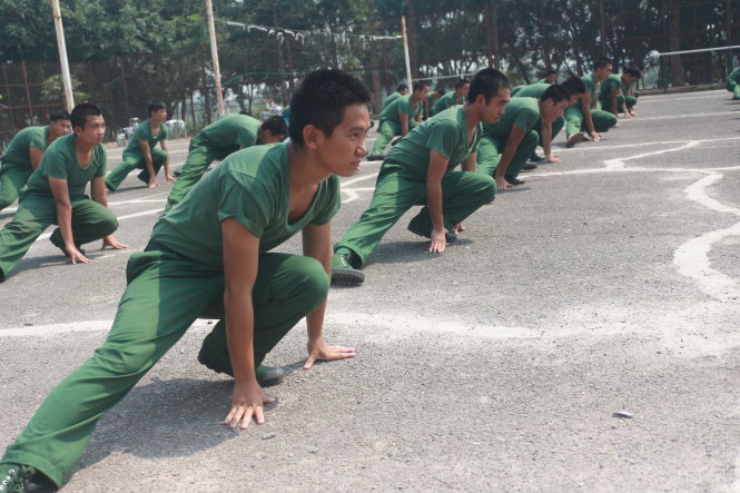 Giờ tập thể lực của tân binh - Ảnh: CÔNG NHẬT