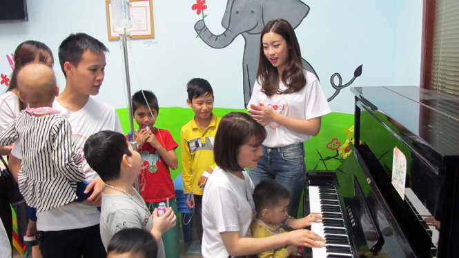 Ca sĩ Lê Huyền Anh cùng Hoa hậu VN 2016 Đỗ Mỹ Linh đàn và hát cùng các bệnh nhi tại Viện huyết học truyền máu trung ương trưa 2-4 - Ảnh: Đ.BÌNH