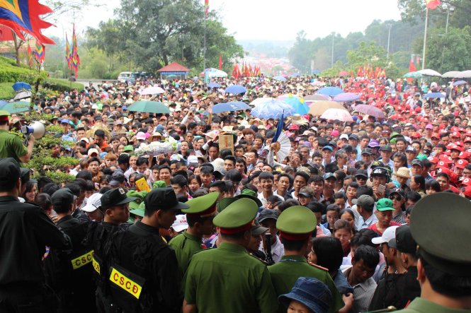 Trên 2 triệu du khách đã về đất Tổ để thắp nén hương tưởng nhớ các Vua Hùng trong hai ngày đầu tiên diễn ra lễ hội. Hình ảnh lực lượng chức năng lập chốt để tạm thời ngăn dòng người đổ lên đền Thượng do quá đông - Ảnh: Chí Tuệ