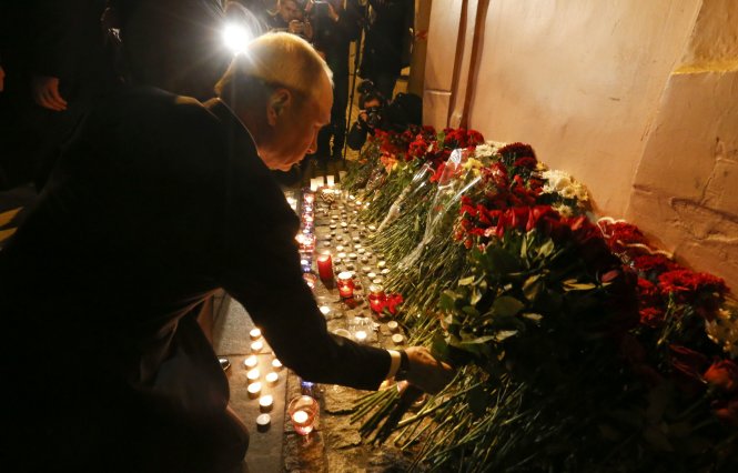 Tổng thống Nga Vladimir Putin đặt hoa bên ngoài ga tàu điện ngầm Tekhnologicheskiy Institut tại St. Petersburg, Nga ngày 3-4 - Ảnh: Reuters