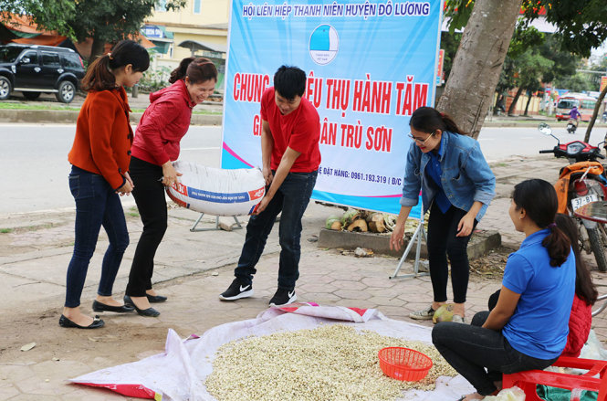 Các bạn đoàn viên, thanh niên phân loại hành “giải cứu” giúp người dân - Ảnh: DOÃN HÒA
