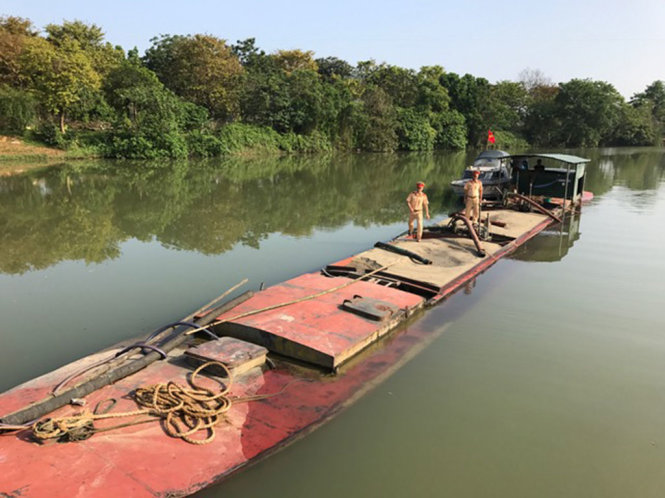Sà lan bị bắt giữ vào sáng 4-4 - Ảnh: PHÚ XUÂN