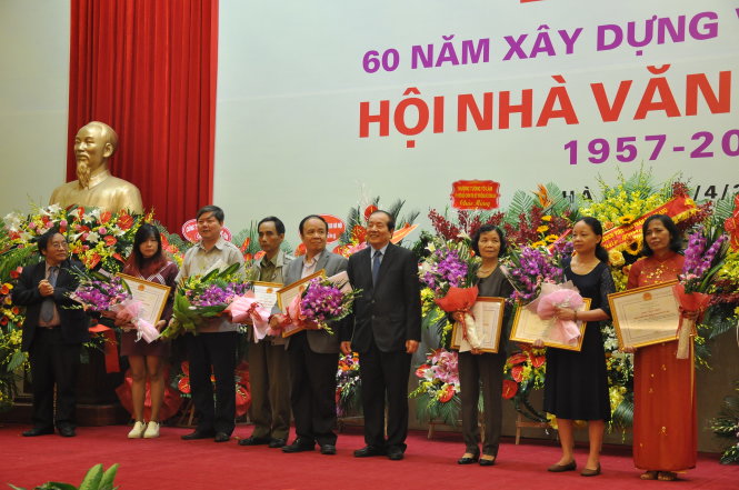Hội nhà văn Việt Nam lần đầu truy tặng giải thưởng cho các nhà văn có nhiều đóng góp - Ảnh: V.V.TUÂN