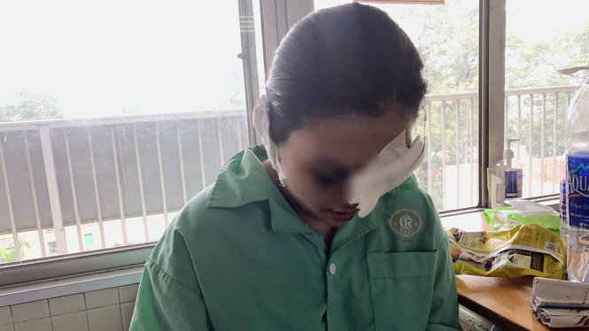 T. đã ổn định sức khỏe nhưng mắt trái chưa có dấu hiệu hồi phục - Ảnh: Tuyết Mai