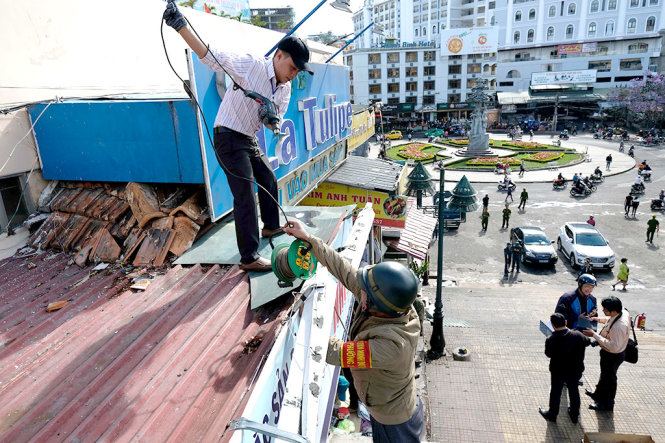Cơ quan chức năng TP. Đà Lạt tháo dỡ công trình sai phép ở cầu thang Mộng Đẹp – nối đường Lê Đại Hành với chợ Đà Lạt - Ảnh: M.VINH