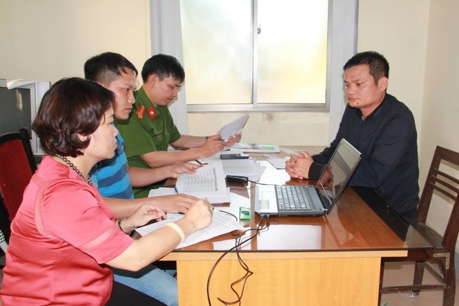 Bị can Trần Thế Hùng (bìa phải) bị khởi tố để điều tra về hành vi tổ chức đánh bạc - Ảnh: Công an cung cấp