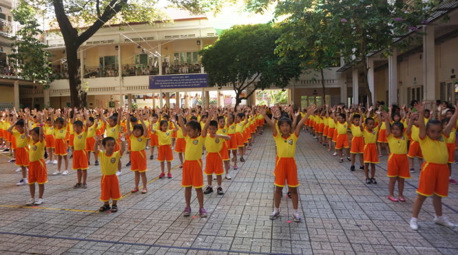 Tiết mục đồng diễn của học sinh Trường tiểu học Đinh Tiên Hoàng - Ảnh: H.HG.
